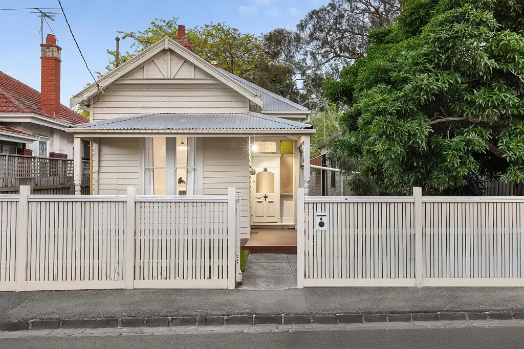 Malvern East 5房 经典外观 温馨木地板 高天花板 自然光线 宽敞卧室 附加工作室 私人后花园 街道外停车 便捷交通 Character Charm Meets Modern Comfort in a Prime Malvern East Location