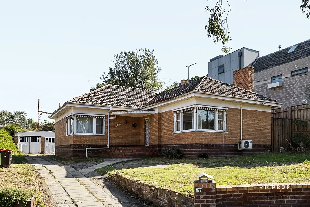 Spacious Home with Huge Backyard in Prime Ivanhoe Location