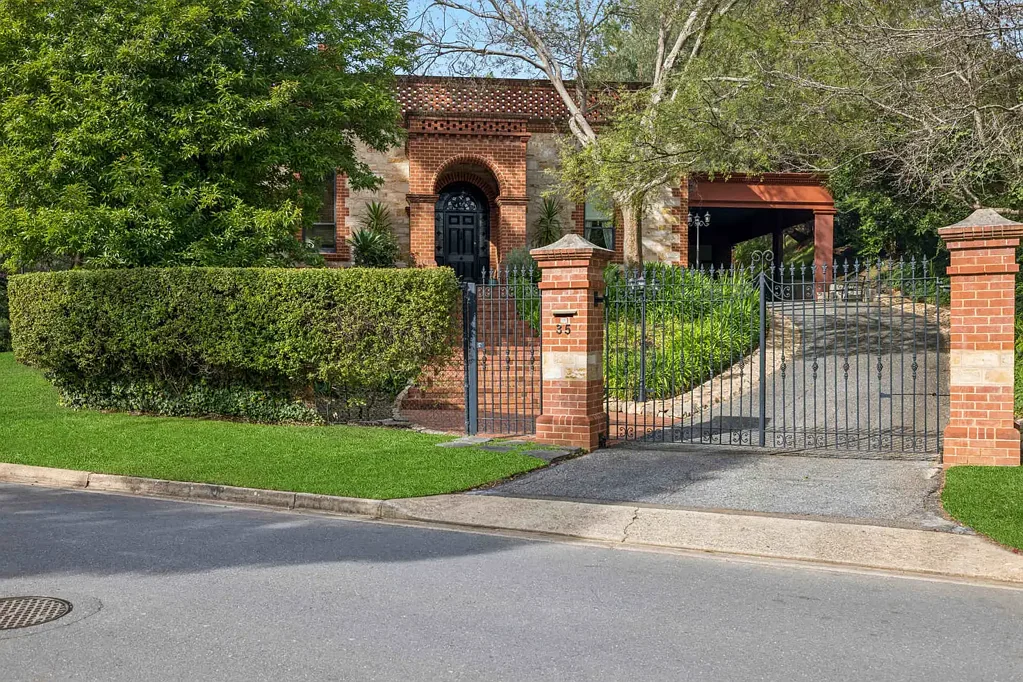 Burnside 4房  ELEGANT SOLID BRICK MANOR RESIDENCE – 4.2 METRES CEILING HEIGHT – WINE CELLAR & TASTING RM 4 METRES x 4 METRES – LAND 1643m2 – GARDEN SETTING