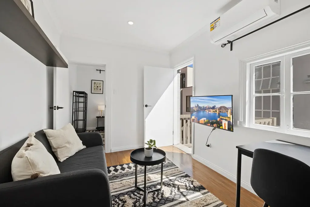 SLEEK & STYLISH 1 BED ROOM APARTMENT IN POTTS POINT + OUTDOOR AREA