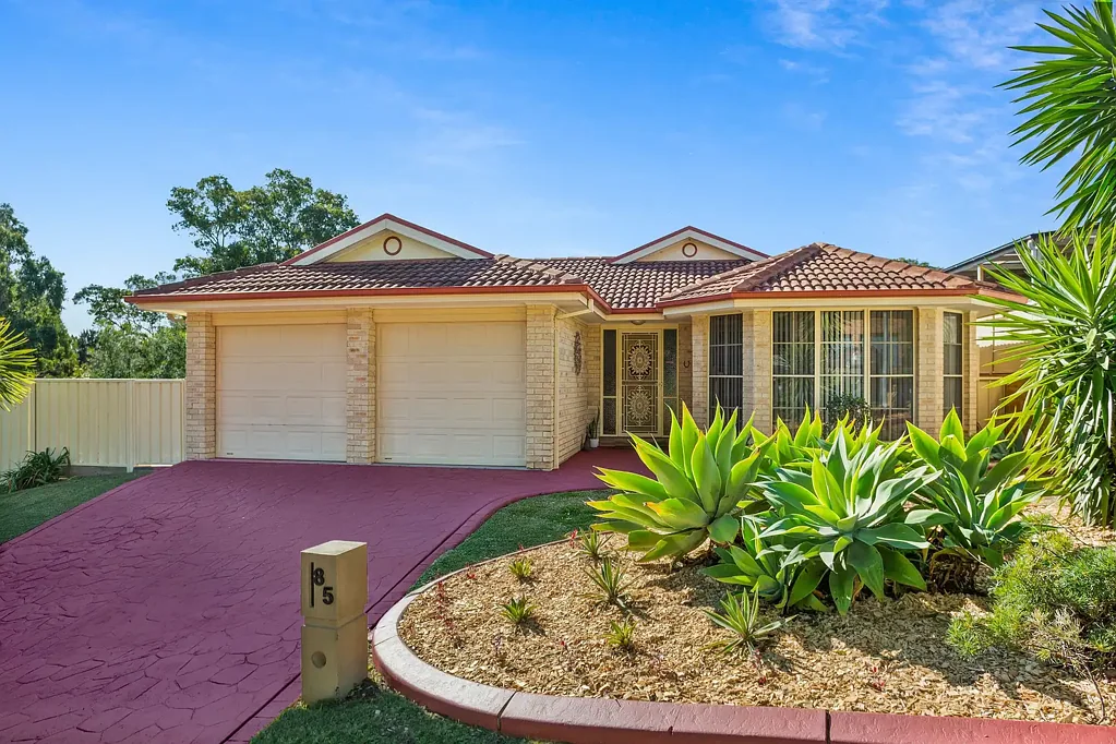 Albion Park 5Phòng ngủ Immaculately Renovated 5-Bedroom Family Retreat with Pool & Entertainer's Oasis