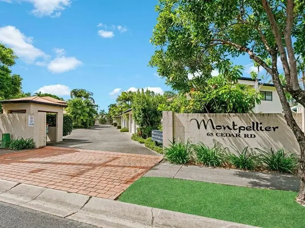 Tucked Away, Walk to the Beach - Palm Cove Townhouse