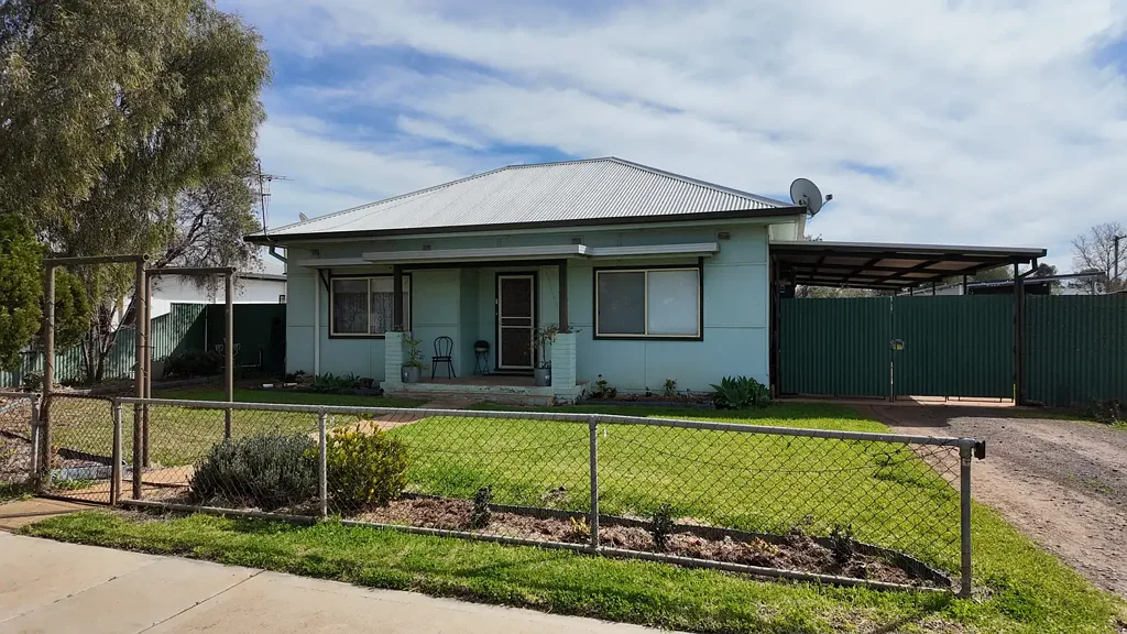 Goolgowi 3 Slaapkamer 3 Bedroom, 2 Bathroom Home