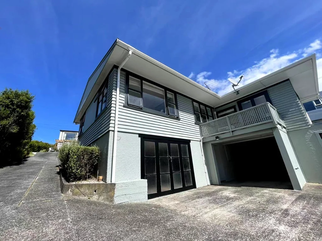 Coastal Living in Mairangi Bay – 3 Bedroom, 2 Bathroom Home