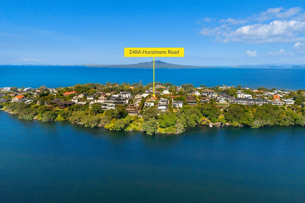 Takapuna 4房 黄金海岸地标府邸！独立多功能区可作祖母房或居家办公，划入顶尖学区，抬升地势尽览湖海双景！ Elevated Luxury on the Golden Mile