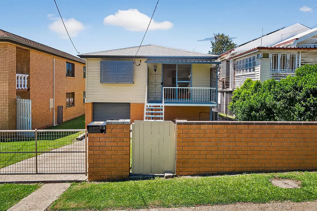 Greenslopes 3房 宽敞地块400平米 双车位安全停车 前露台城市景色 开放式起居空间 抛光木地板待焕新 Renovator Opportunity with City Glimpses in Tightly Held Street