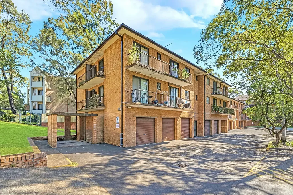 Mount Druitt 2房 宽敞主卧带阳台 自然光充足 功能浴室 开放式起居区 双私人阳台 内部洗衣房 更新潜力大 分配停车位 Comfort, Convenience & Opportunity