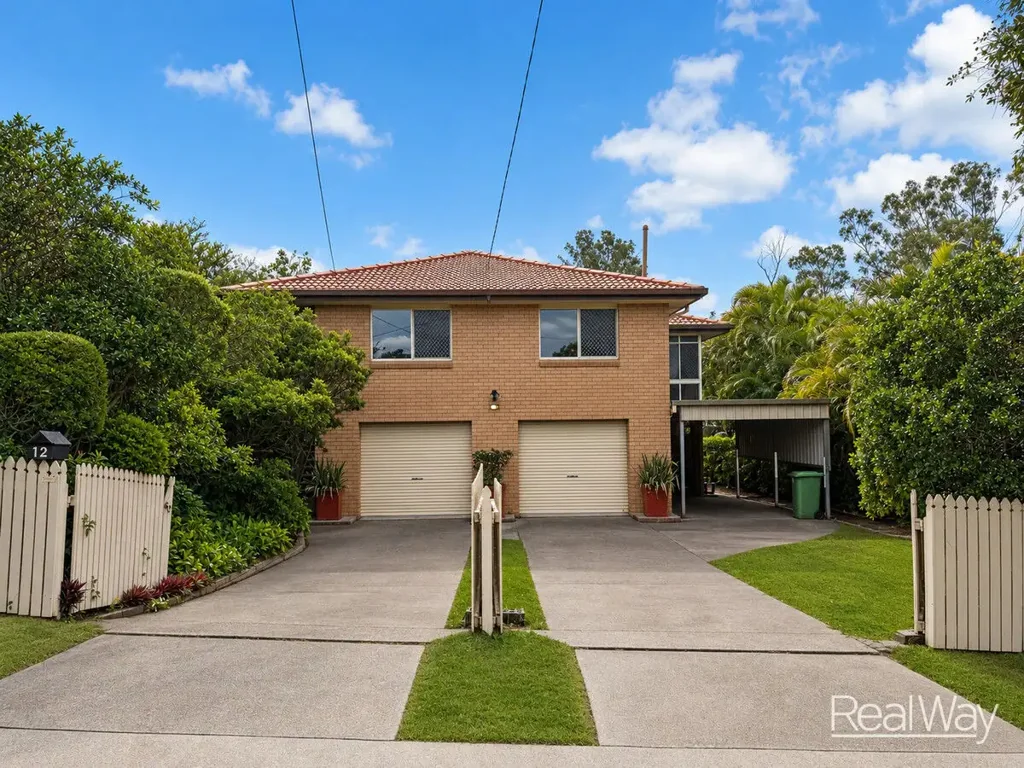 SPACIOUS FAMILY HOME WITH A DOUBLE LOCK UP GARAGE, SUNROOM AND PLENTY OF ROOM TO ENJOY FOR ANY LARGE FAMILY