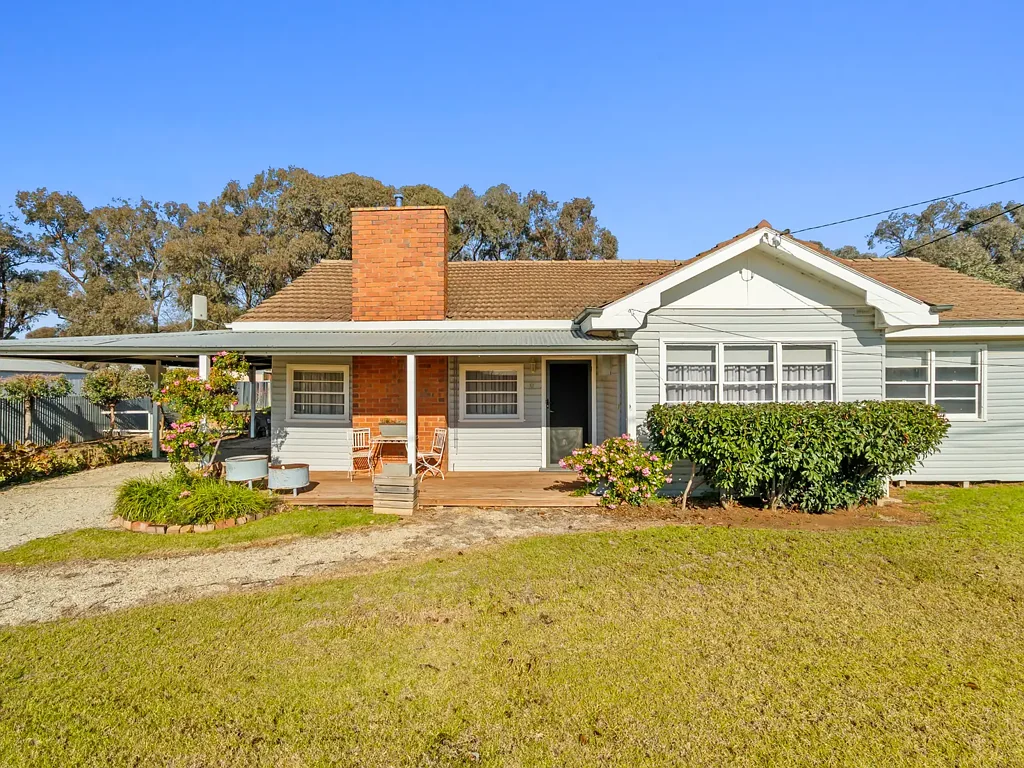 Finley 3 Bedroom Charming Home On Generous 1075m² allotment.