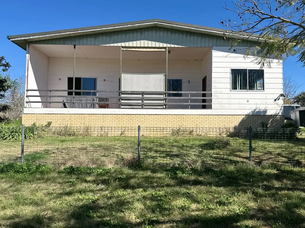 Nanango 4房 宽敞1600平米地块 木结构住宅 高天花板 木材地板 四大卧室 木柴火炉 现代厨房 阳光充足 全围栏院子 隐私便利 Large Family Home in Central Location