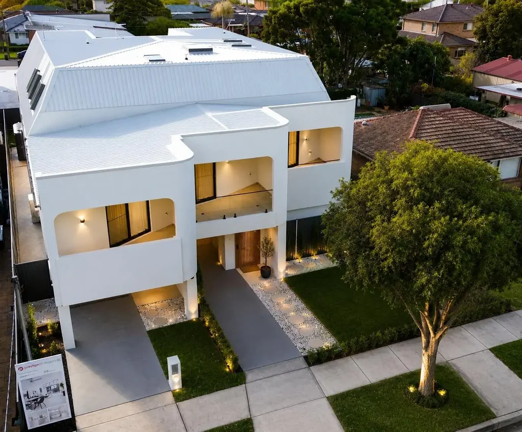 Moorebank 5બેડરૂમ TRI LEVEL Luxury homes with No Strata