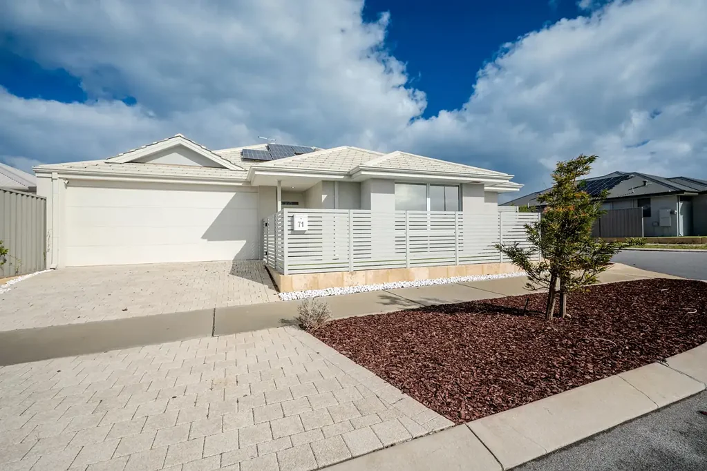 Eglinton 4Moenga COASTAL LUXURY MEETS FAMILY COMFORT!