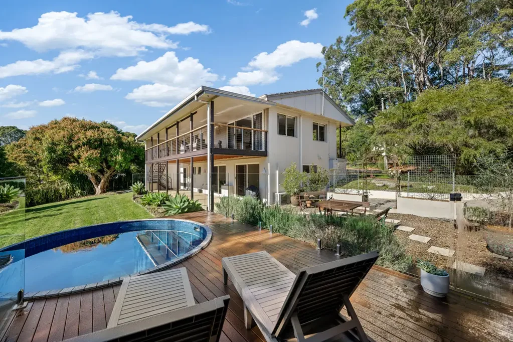 Palmwoods 4 Bedroom Rare Half-Acre, 3 Minutes to Town
