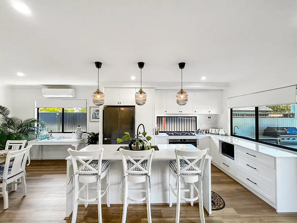 Macleay Island 2房 热门地段 807m²地块 开放式布局 现代厨房 独立书房 全屋空调 主套房带步入式淋浴 遮盖露台 双向车库 步行学校超市 First Time Offered – Immaculate 2 Bedroom with a Guest room & Study
