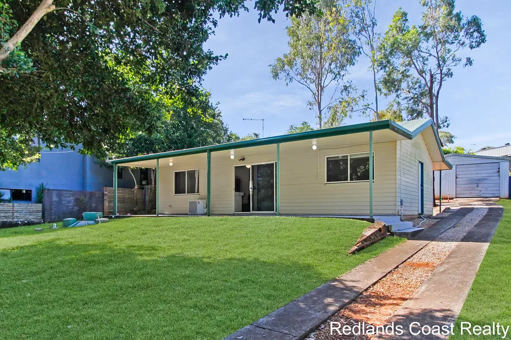 Macleay Island 1房 宁静私密小屋 一卧一书房 开放式空调空间 设备齐全厨房 宽敞前后露台 易打理地块 靠近高尔夫球场 Charming Cottage-Style Home with Leafy Outlook !