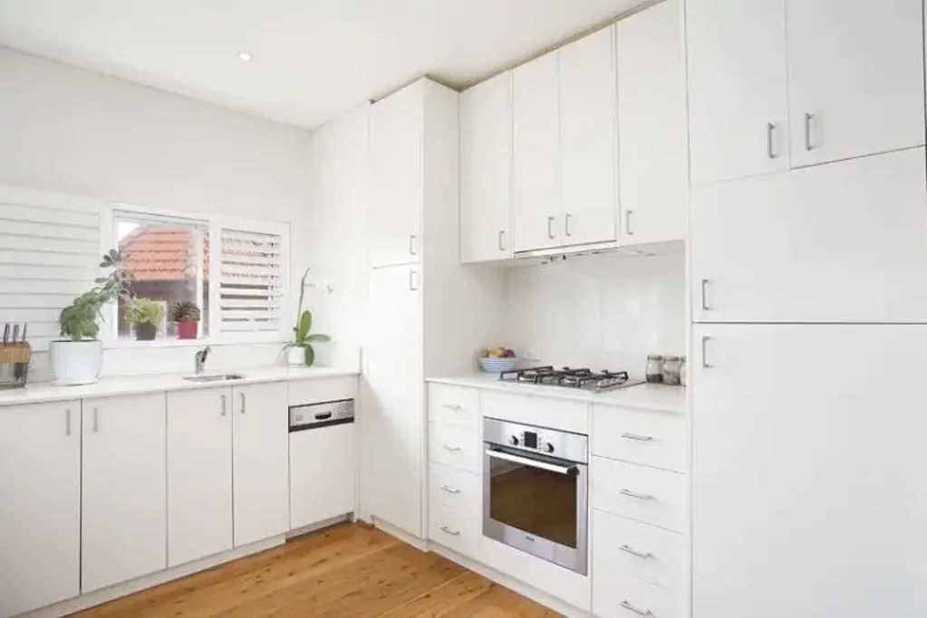 TOP FLOOR APARTMENT, SUNNY ASPECT & GARAGE