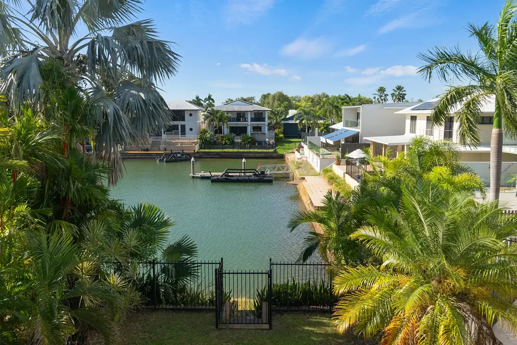 Bayview 3部屋 Rare Waterfront Opportunity – No Body Corporate Fees