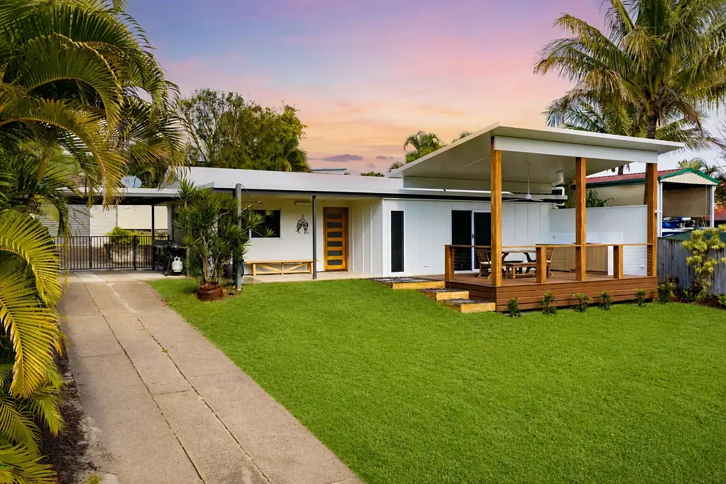 Rainbow Beach 3 Bedroom Fully Furnished and Move In Ready