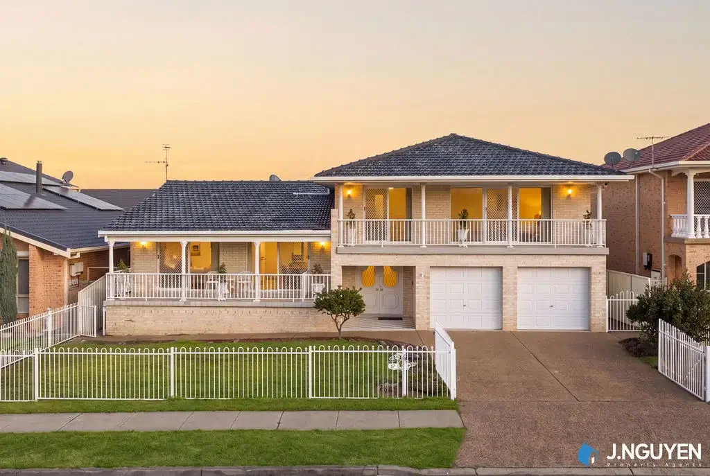 Bonnyrigg Heights 4房 宏伟错层式住宅 - 占地703平方米全面翻新 Spectacular Split Level - Fully Renovated on 703m2