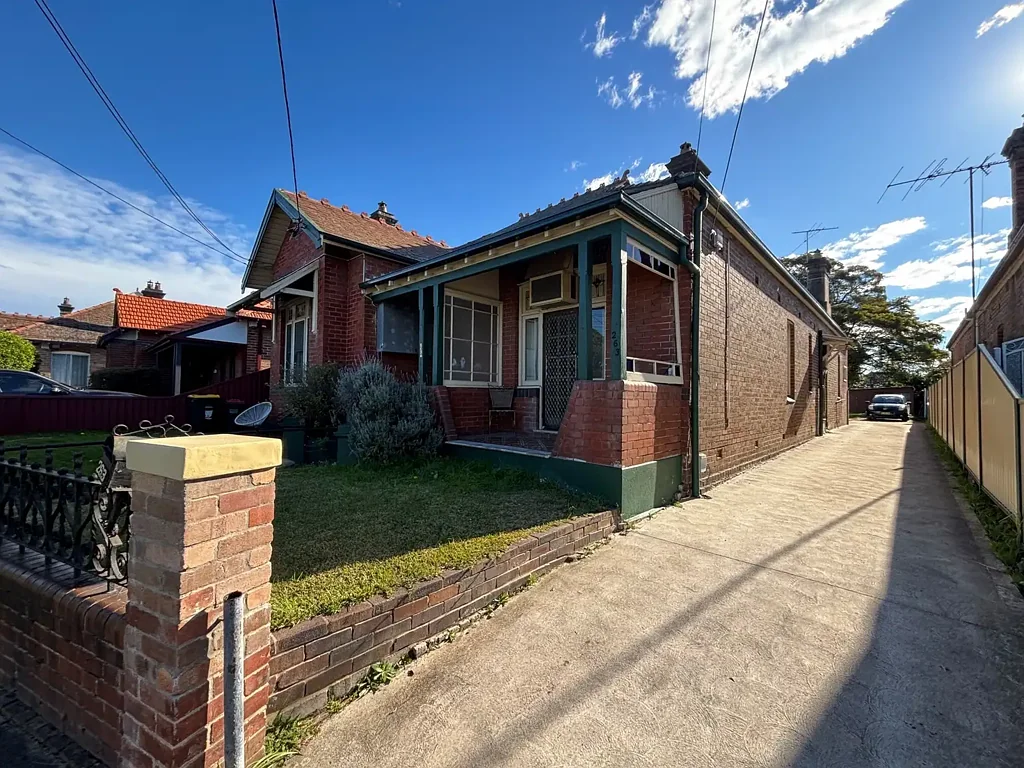 SPACIOUS TWO BEDROOM HALF HOUSE IN GREAT LOCATION!
