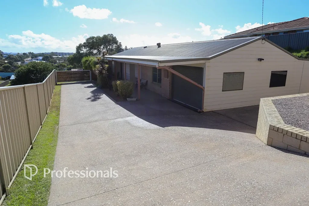 West Beach 4 Bedroom Spacious 4 Bedroom Home on a Large Block