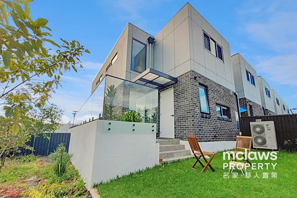 Architecturally Designed Luxury Townhouse in Prime Miranda Location