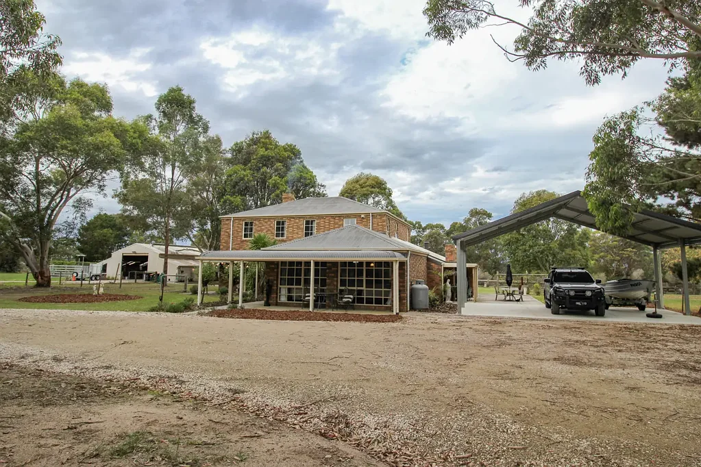 Longford 5Kwarto IS THIS THE ULTIMATE FAMILY HOME/RETREAT - WE THINK SO!

LARGE DOUBLE STOREY HOME /INDUSTRIAL SIZED SHEDDING ON 2.07 HECTARES (5 ACRES)