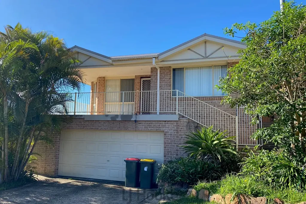 Wangi Wangi 4 Slaapkamer POTENTIAL DUAL INCOME OPPORTUNITY WITH LAKE VIEWS