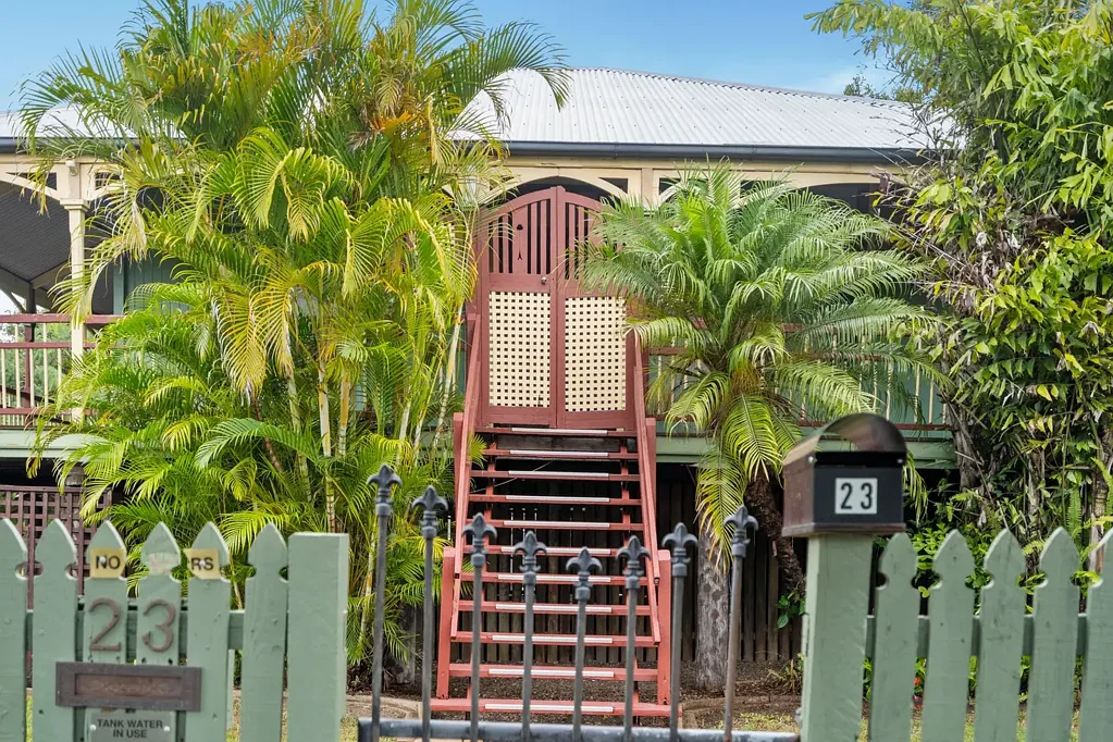 MASSIVE COLONIAL PLUS INGROUND POOL