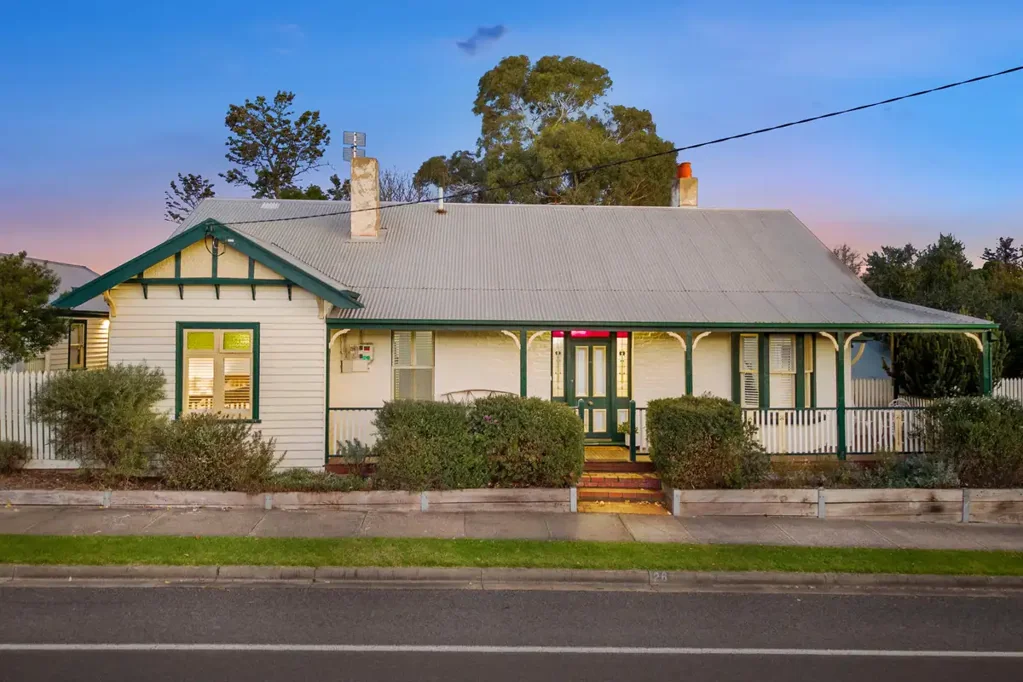 Colac 3房  A HISTORIC RESIDENCE OF CHARACTER AND SCALE