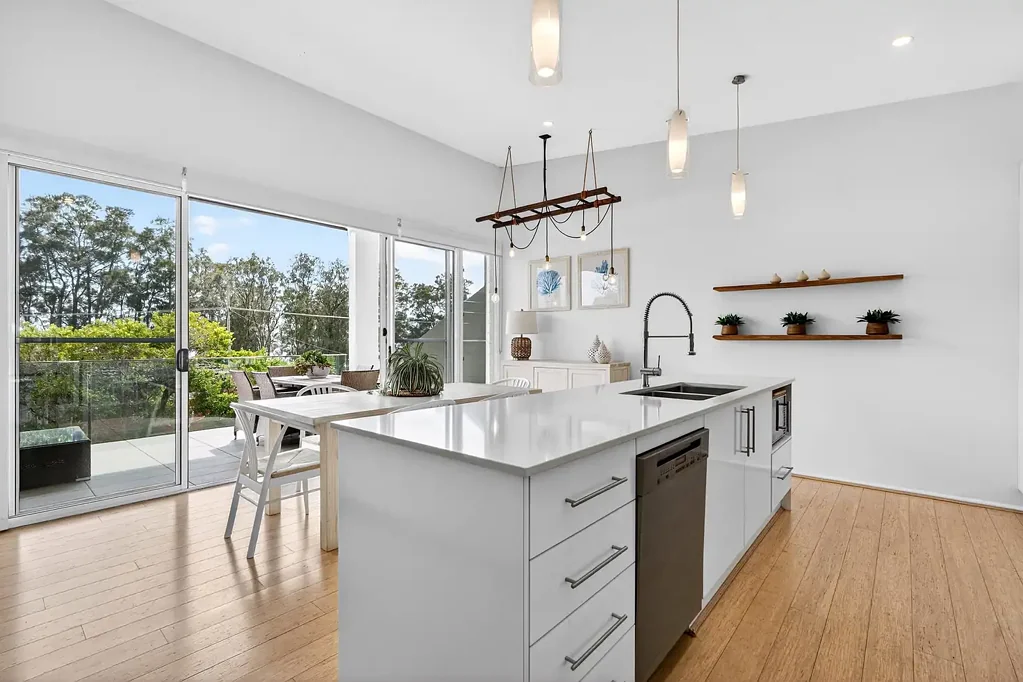 Killarney Vale 4ห้องนอน Architecturally Designed North Facing Duplex With Stunning Lake Views