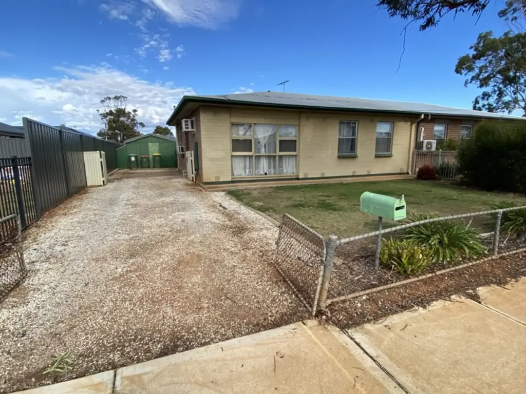 Conveniently Located close to Local Shopping Centres and Pub