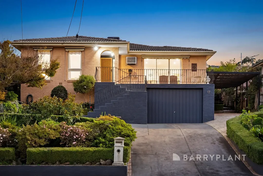 Glen Waverley 4房 180度壮丽山景 前阳台观景 开放式生活区 功能厨房 遮盖式娱乐区 蔬菜园果树 四卧带衣帽间 主卧套间浴室 欧洲洗衣房 燃气供暖 真空系统 地下室储藏 双车库 高端生活实用 Picturesque Mountain Views