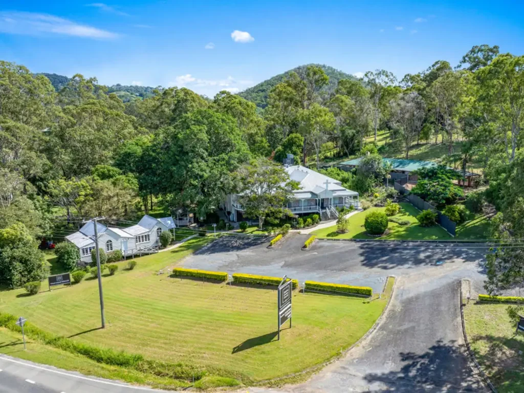 Windaroo 4ਬੈੱਡਰੂਮ HIGH Profile Property with Church, Historic Windaroo Cottage plus a Home.