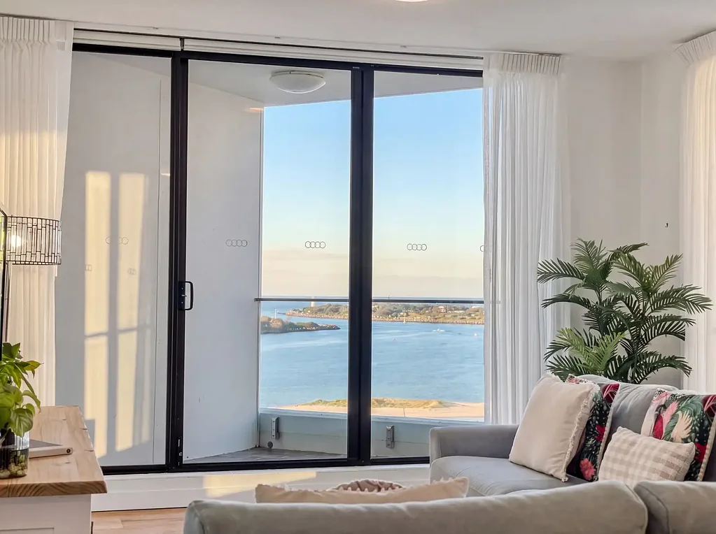Labrador 2房  Wake Up to Spectacular Broadwater Sunrises | Boutique Coastal Living with Uninterrupted Water Views