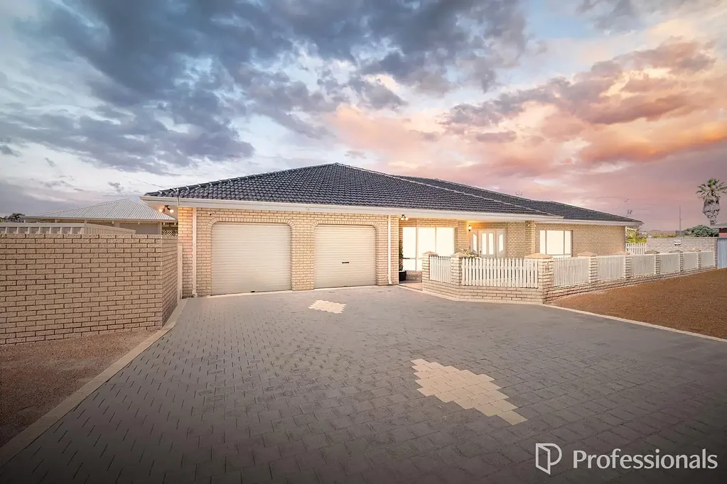Geraldton 4બેડરૂમ First Time Ever Offered. Award-Winning Design. An Exceptional Address.