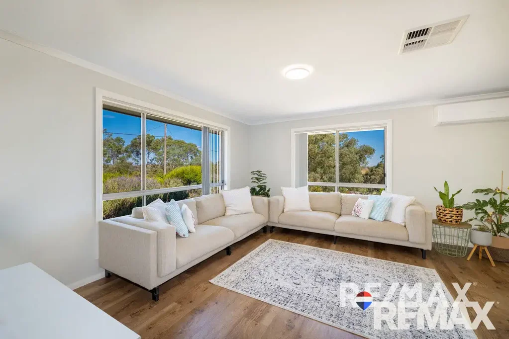 Junee 4Moenga Semi- Rural Living With Modern Comfort