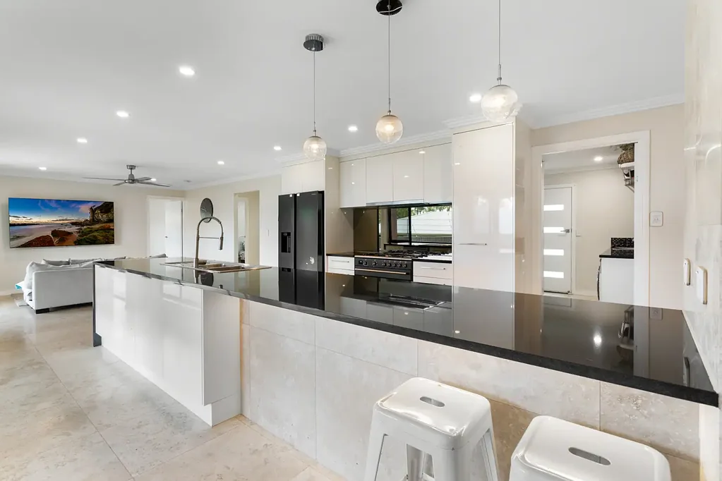 Modern Comfort and Privacy in Quiet Neighbourhood