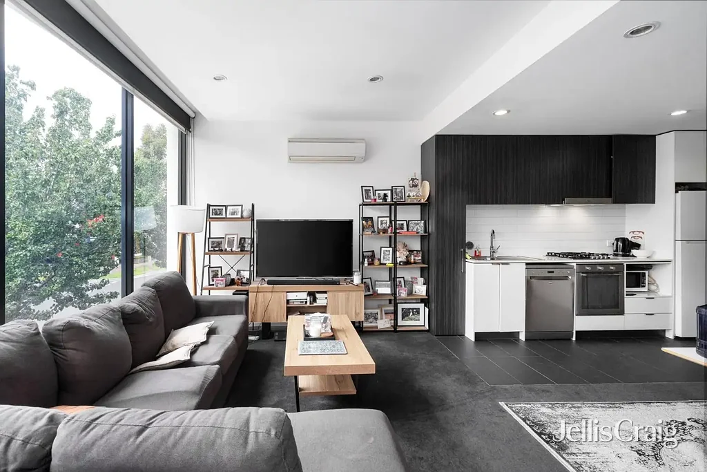 Bundoora 2房 阳光角落位置 Polaris Town Centre 时尚现代住宅 自然光线充沛 石材台面厨房 开放式生活区 带顶棚停车位 低维护生活 Light Filled Living in a Vibrant Lifestyle Precinct