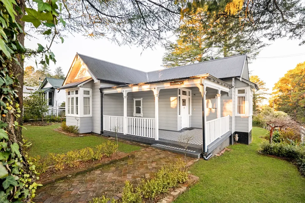 Leura 3房  Beautiful Character Cottage in Blue-Ribbon Location