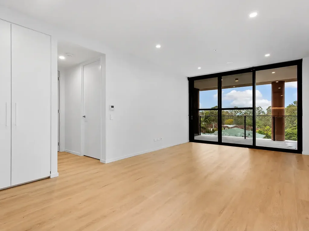 Indooroopilly 2房 拎包入住！Indooroopilly中心地带高层奢华生活，绿意盎然的景观 Ready To Move In! Elevated Luxury Living with Leafy Views in the Heart of Indooroopilly