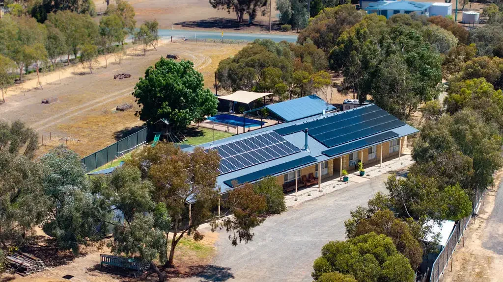 Deniliquin 5房  Work and Play from Your Stunning Home Among the Gum Trees!