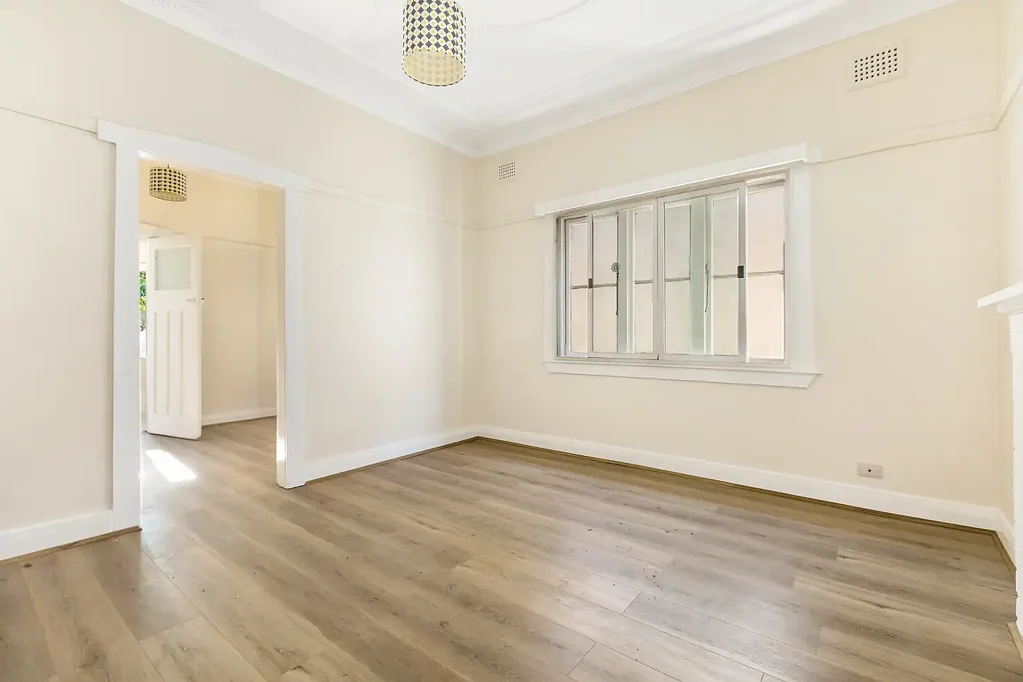 LIGHT & AIRY TWO BEDROOM HOUSE