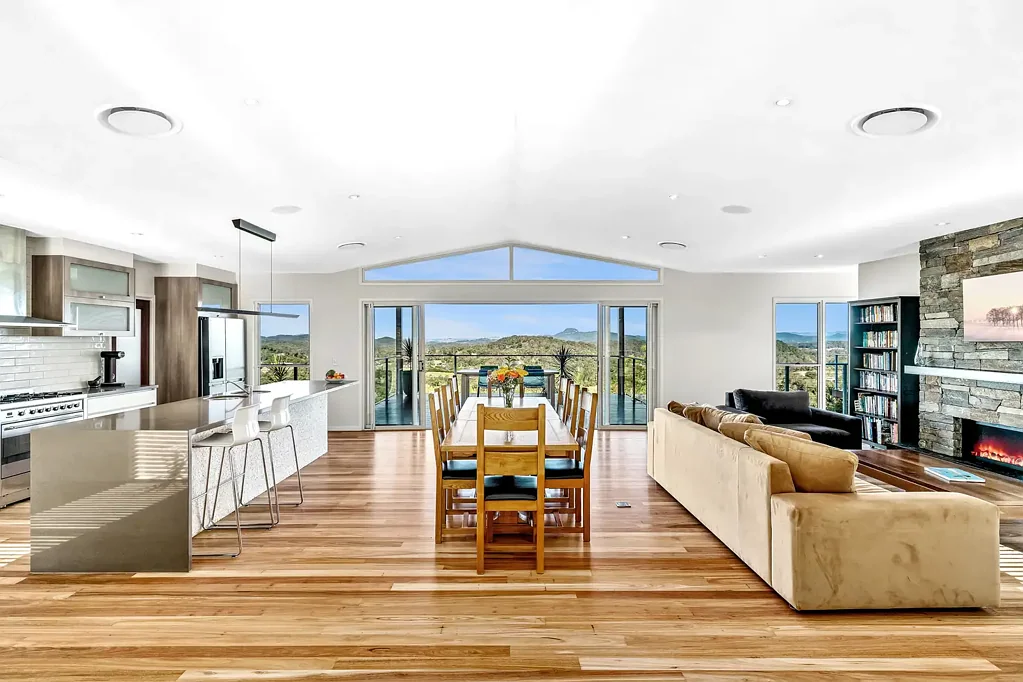 Eumundi 4房  EUMUNDI LANDMARK HOME WITH PANORAMIC VIEWS AND PERFECT ENTERTAINING