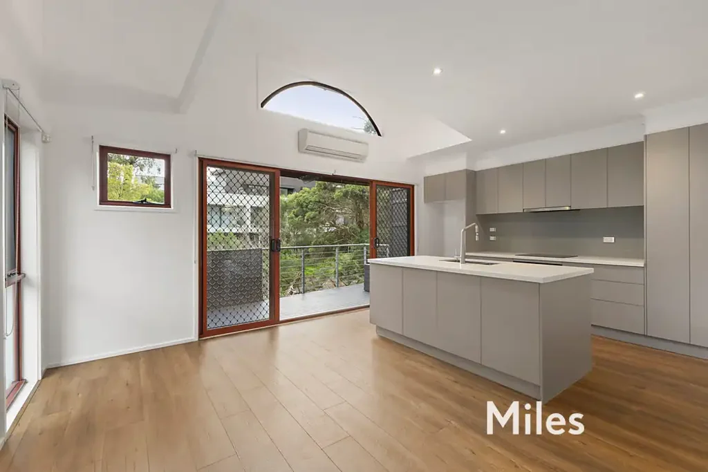 STYLISH TOWNHOUSE IN GARDEN SETTING