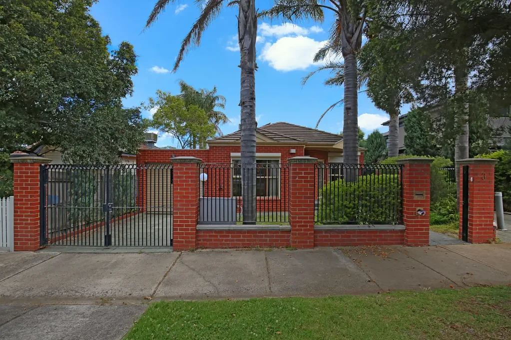 Spacious residence is superb locale!