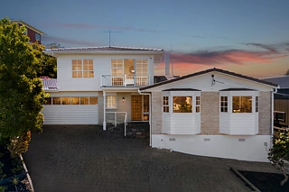 16 Eastcliffe Road, Castor Bay, North Shore City