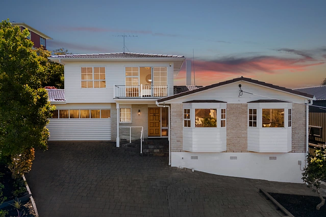 16 Eastcliffe Road, Castor Bay, North Shore City