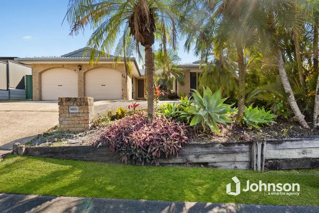 Helensvale 4chambre Big Block, Big Pool, Big Potential!