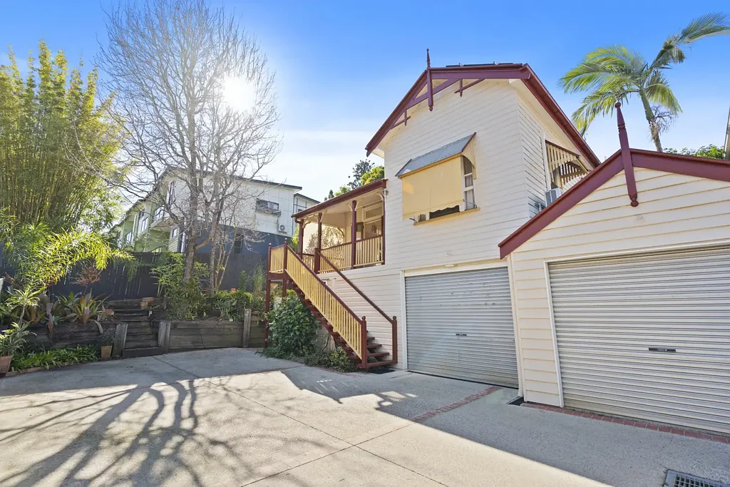 Annerley 3房 华丽特色住宅，位于易打理地块 - 共用车道 Gorgeous Character Home on Low Maintenance Block - Shared Driveway